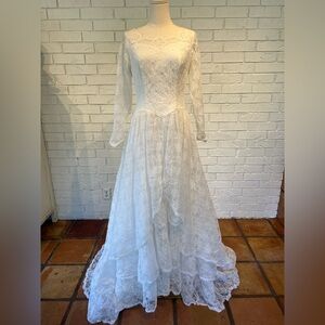 Vintage 1950s or 1960s Tiered Lace Long Sleeve Wedding Dress Womens size 8